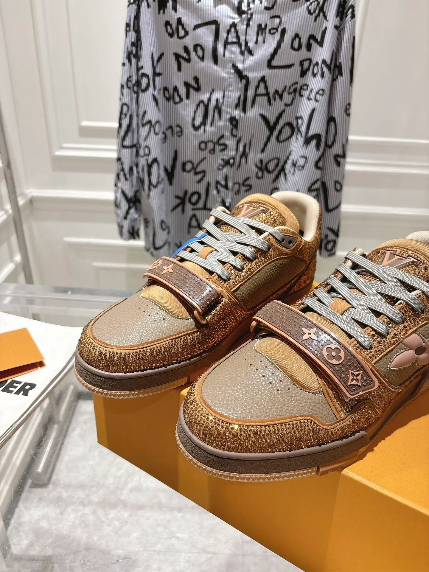 💕💕Factory direct selling price p840💕💕 Top version #couple style ⚠️ Comes with a full set of aviation box packaging ⚠️2️⃣0️⃣2️⃣5️⃣The hot LV full diamond 𝘁𝗿𝗮𝗶𝗻𝗲𝗿 series of the latest couple's sneakers, the quality has been upgraded again, the details are awesome It just doesn’t look too good! The model was sold out immediately within ten minutes of the official website going on sale. TPU outsole, mold fee is 2w+. The texture is comparable to the original version. The feet are made of polymeter micro-material and breathable British mesh. The details are the same as the original version. Please pay attention to distinguish the currency materials on the market. Size: Female 35-39, Male 39-45M